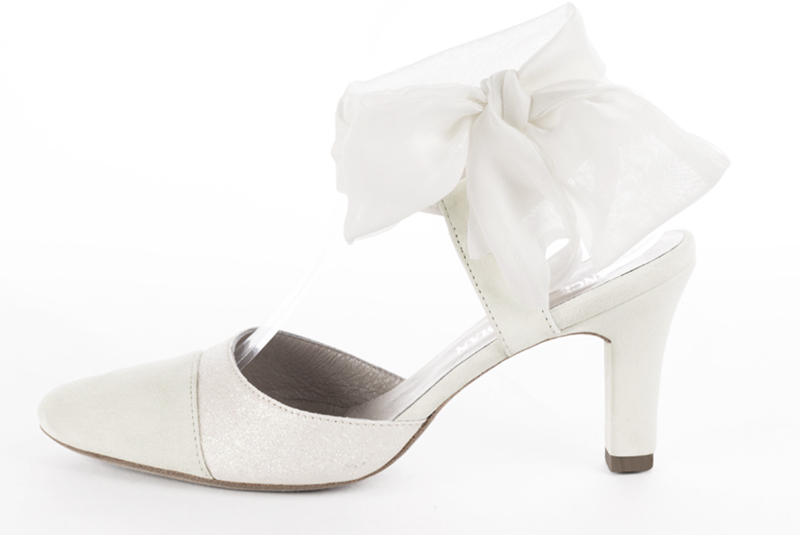 Off white women's open back shoes, with an ankle scarf. Round toe. High kitten heels. Profile view - Florence KOOIJMAN